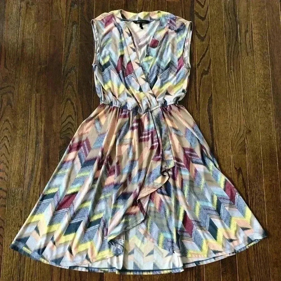 BCBGMaxAzria Dresses & Skirts - bcbgmaxazria Women’s M Geometric Sleeveless Deep V-Neck Flowy Dress - EUC!!